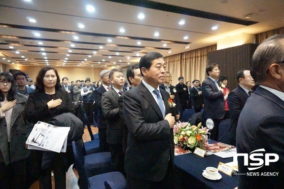 NSP통신-27일 제27회 2018 경인히트상품 시상식에서 윤화섭 안산시장이 국민의례를 하고 있다. (나수완 기자)