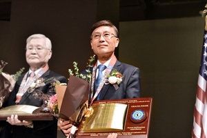 [NSP PHOTO]정하영 김포시장, 2018 한반도 통일공헌 대상 수상