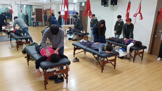 NSP통신-27일 오산대학교에서 건강재활학과 학생들이 신장동 관내 어르신 40명을 초청해 스포츠마사지로 나눔봉사를 실시하고 있다. (오산시)