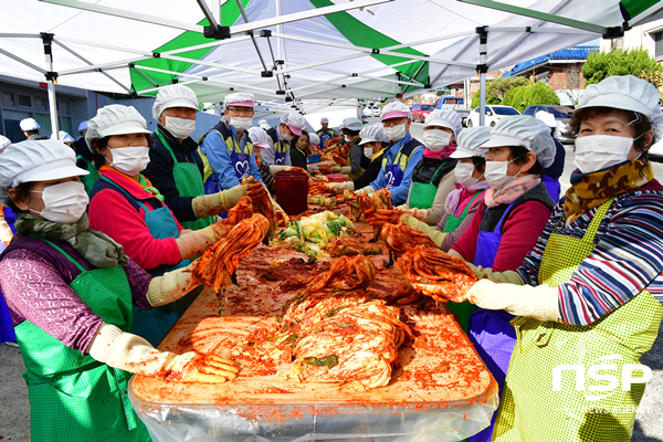 NSP통신-월성원자력본부 누키봉사대가 지난 27일 감포 지역의 사회복지법인 해송에서 사랑의 김장 나누기 봉사활동을 펼치고 있다. (월성원자력본부)