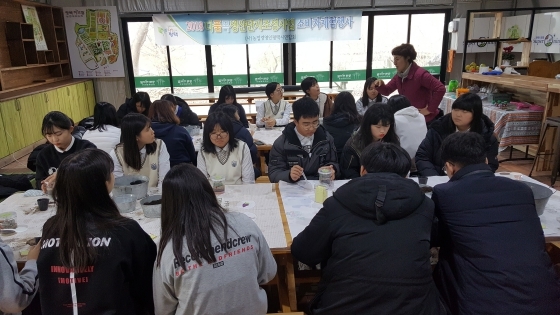 NSP통신-평택시 청담중학교 봉사반 학생들이 평택허브팜에서 농장체험을 하고 있다. (평택시)