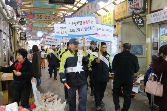 NSP통신-용인소방서 직원 및 의소대원들이 시장 내에서 화재예방 캠페인을 하고 있다. (용인소방서)