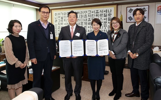 NSP통신-▲태안군이 농어촌아동 방과 후 돌봄을 위한 공립형 지역아동센터 건립 업무협약식을 가졌다. (태안군)