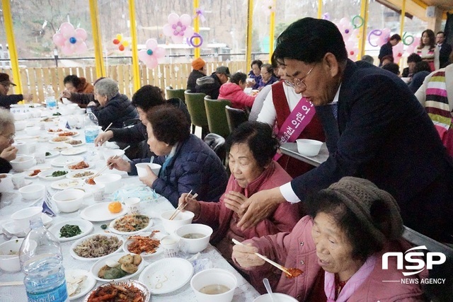 NSP통신-강신성 더불어민주당 광명을 지역위원장이 식사 서빙을 하고 있다. (나수완 기자)