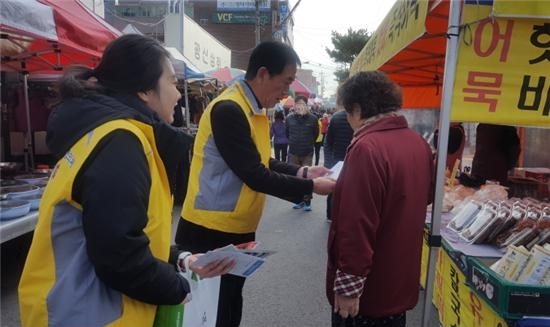 NSP통신-28일 평택 안정리 재래시장에서 장호성 팽성읍장과 관계 공무원이 주민들에게 홍보전단지를 나눠주며 복지사각지대 발굴 캠페인을 실시하고 있다. (평택시)