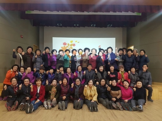 NSP통신-28일 오산시보건소가 청바지 공동체 건강리더와 함께 2018년 하반기 청바지 건강공동체 활동을 발표하고 공유하는 평가회를 진행한 후 기념촬영을 하고 있다. (오산시)