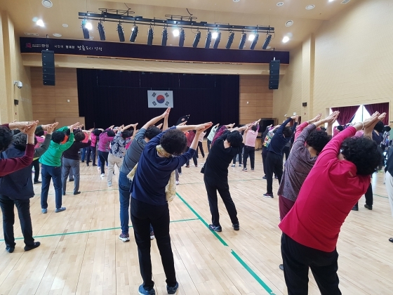 NSP통신-안성시보건소에서 운영하는 실버건강학교 회원들이 실버건강체조를 하고 있다. (안성시)