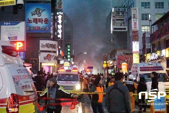 NSP통신-경기 수원시 팔달구에 위치한 11층 규모 상가건물 골든프라자 주변에서 소방대원들이 사고현장을 통제하고 있다. (남승진 기자)