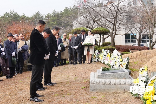 NSP통신-지난달 29일 열린 합동추모식에서 유족들이 이태영 총장 묘소에서 묵념을 하고 있다. (대구대학교)