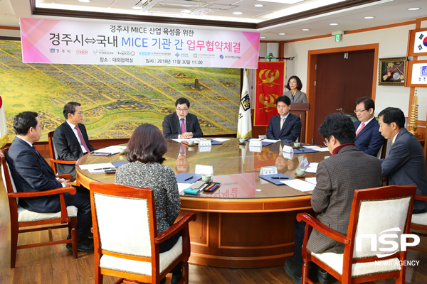 NSP통신-경주시가 지난 달 30일 대외협력실에서 마이스 기관과 업무협약을 하고 있다. (경주시)