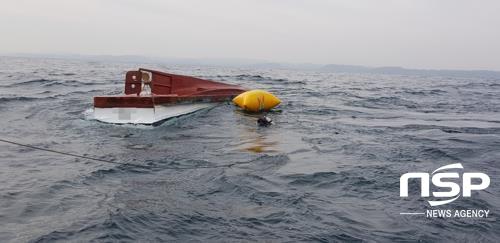 NSP통신-포항시 남구 구룡포 동방 13km 해상에서 자망어선 A호가 파도에 의해 뒤집혀 있다. (포항해양경찰서)