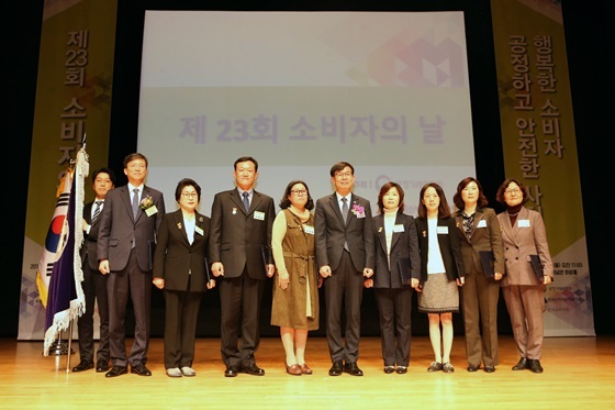 NSP통신-이화여고 100주년 기념관에서 열린 행사에서 박영배 신한카드 부사장(왼쪽 두번째)과 수상자들이 김상조 공정거래위원장(오른쪽 다섯번째)과 함께 기념사진을 찍고 있다. (신한카드)
