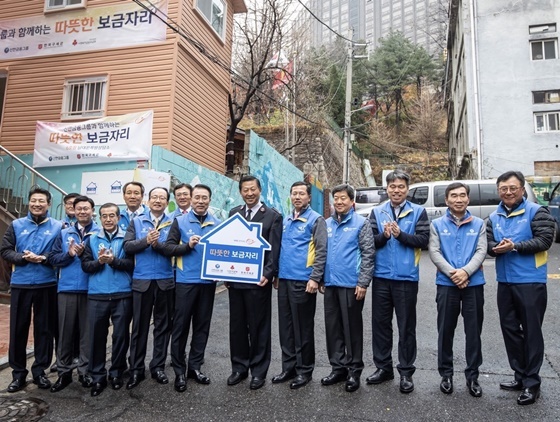 NSP통신-신한 따뜻한 보금자리 만들기 행사에 참가한 조용병 회장(오른쪽에서 7번째)․ 구세군자선냄비본부 김필수 사령관(오른쪽에서 6번째)․그룹사 CEO들이 기념사진 촬영을 하고 있다. (신한금융지주)