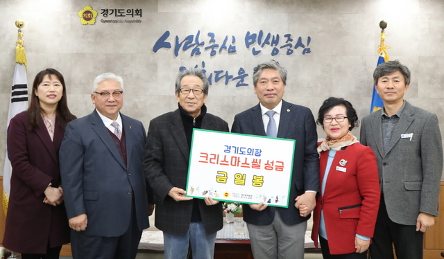 NSP통신-5일 오전 11시 송한준 경기도의회 의장(오른쪽 세번째)이 우제찬 대한결핵협회 경기도지부에 성금을 전달한 뒤 기념촬영을 하고 있다. (경기도의회)