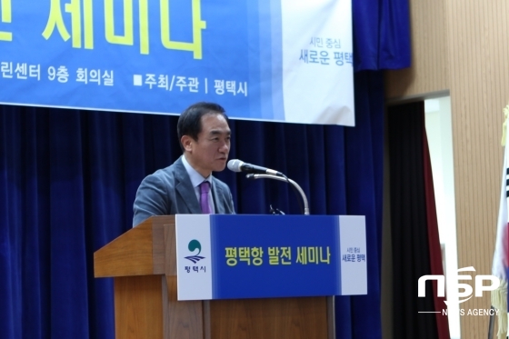 NSP통신-5일 평택항마린센터 대회의실에서 열린 평택항 발전 세미나에서 정장선 시장이 개회사를 하고 있다. (배민구 기자)