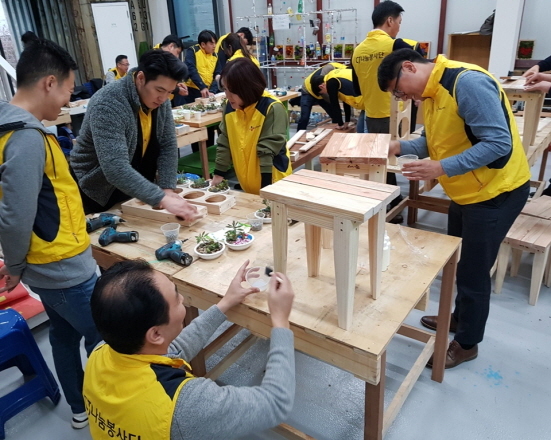 NSP통신-임직원들이 햇반 용기를 활용해 미니 정원을 만드는 햇반 가드닝 사회공헌활동을 진행하고 있다 (CJ제일제당 제공)