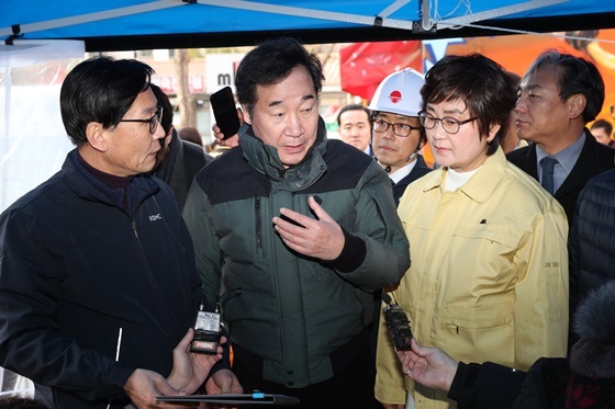 NSP통신-이윤승 고양시의회 의장이 고양시 백석동 온수배관 파열 현장을 방문한 이낙연 국무총리를 수행하고 있다. (고양시의회)