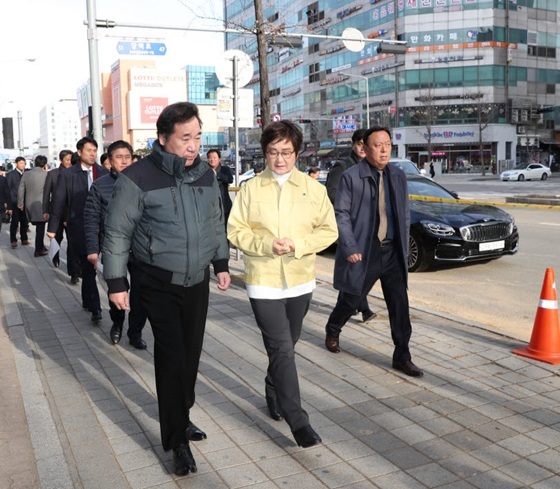 NSP통신-이윤승 고양시의회 의장이 고양시 백석동 온수배관 파열 현장을 방문한 이낙연 국무총리를 수행하고 있다. (고양시의회)