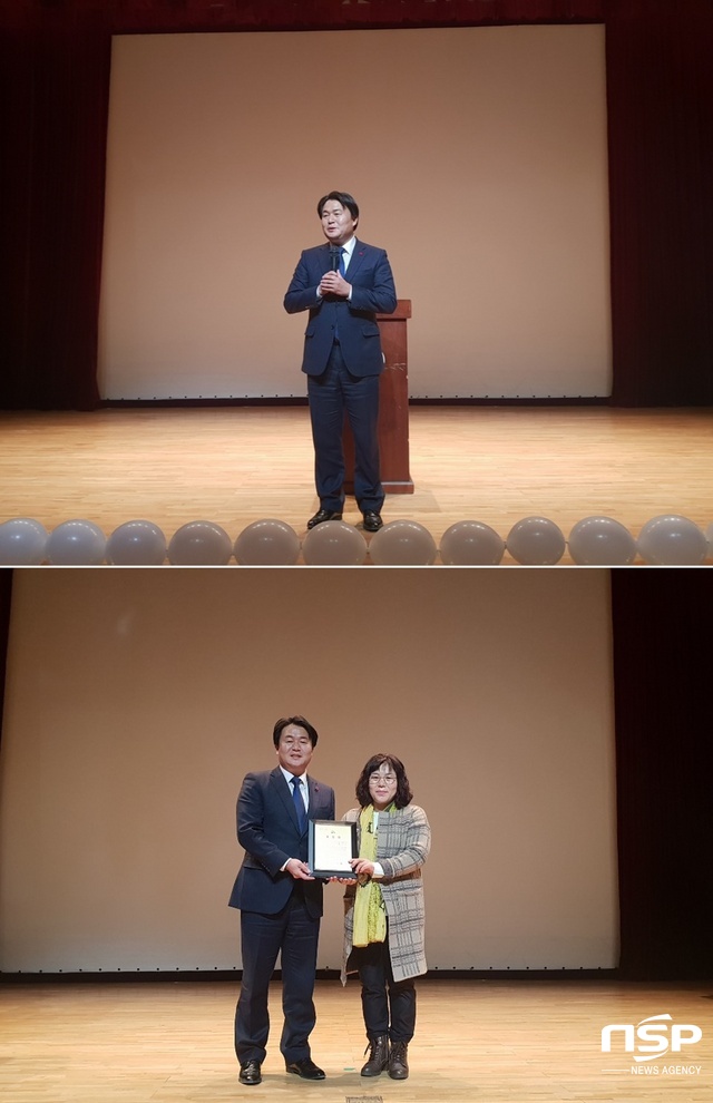 NSP통신-위로부터 축사하는 임병택 시장과 시흥시장상 수상자 황금주(로시따봉사단)씨와 기념촬영을 하고 있는 모습. (나수완 기자)