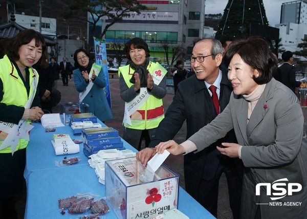 NSP통신-이승율 청도군와 부인이 희망 2019 나눔캠페인 출범식에 참여하고 있다. (청도군)