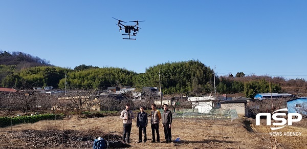 NSP통신-청도군이 예리지구에 지적재조사사업 드론으로 주민설명용 항공영상 촬영을 하고 있다. (청도군)