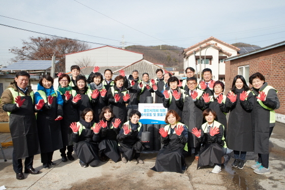 NSP통신-6일 용인시의회가 저소득 가정에 연탄 배달 후 기념촬영을 하고 있다. (용인시의회)