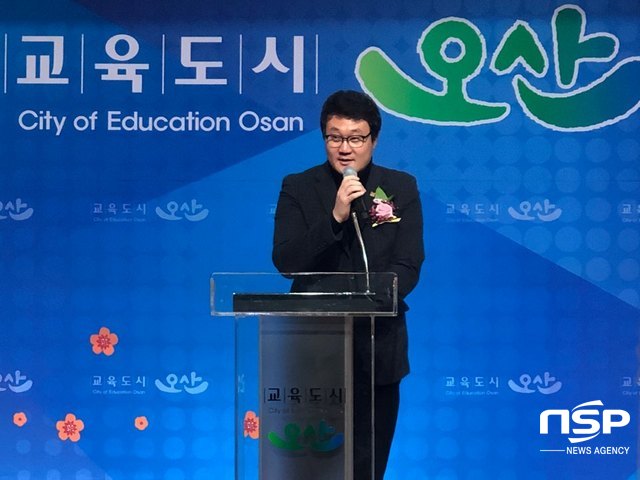 NSP통신-11일 오산시청 3층 대강당에서 2018년 오산시 녹색어머니연합회 정기총회 및 활동보고회에서 장인수 오산시의회 의장이 축사를 전하고 있다. (이주현 기자)