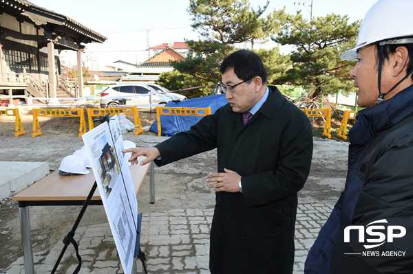 NSP통신-주낙영 경주시장이 지난 10일 무형문화재 전수교육관 건립공사 현장을 점검 하고 있다. (경주시)