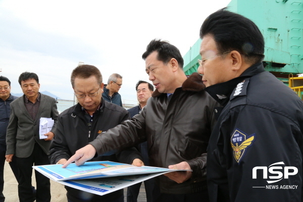 NSP통신-구자영 서해해경청장이 여수신북항 건설현장을 방문 안전관리 실태를 점검하고 관계자의 설명을 듣고 있다. (여수해경)