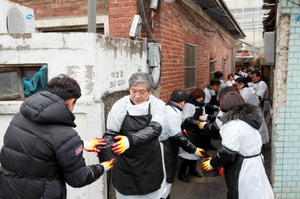 [NSP PHOTO]송한준 경기도의장, 사랑의 연탄으로 情 나눠