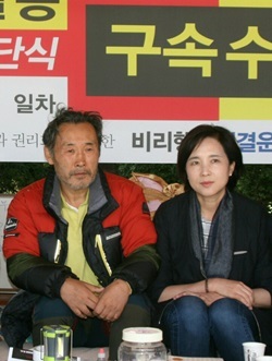 NSP통신-고철용 비리척결본부장이 요진과 관련된 문제를 지적하며 단식투쟁을 벌이던 2017년 가을 유은혜 당시 지역구 국회의원이 고 본부장을 위로 방문 한 후 기념사진을 찍고 있다. (비리척결본부)