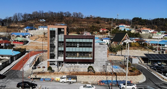 NSP통신-▲서천군이 추진한 다락멀 정비 사업이 이달 마무리된다(서천군 노인회관 전경). (서천군)