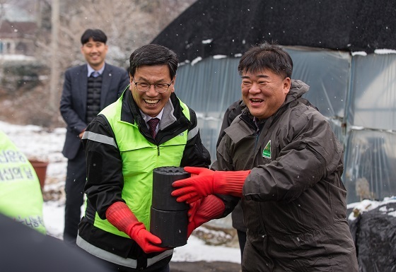 NSP통신-▲청양군이 지난 11일 사랑의 연탄 배달봉사를 펼쳤다. (청양군)