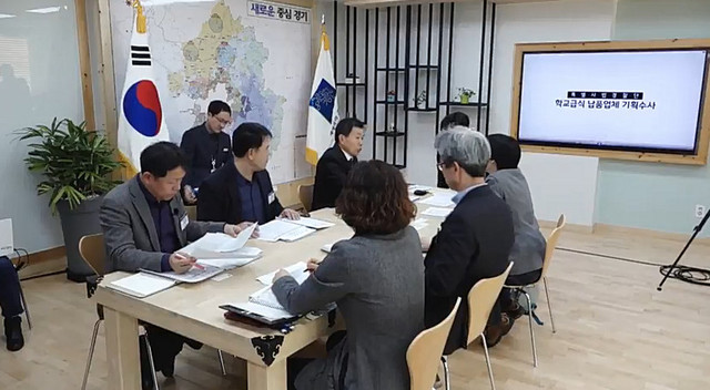 -12일 오후 1시 경기도청 도지사 집무실에서 학교급식재료 납품업체 불법행위 근절 대책회의가 진행되고 있다. (이재명 경기도지사 SNS 캡처)