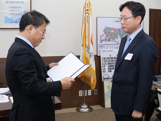 NSP통신-12일 중구청에서 열린 따뜻한 겨울나기 사업 우수기부자 표창 수여식에서 SBI저축은행 경규상 이사(오른쪽)가 서양호 중구청장(왼쪽)으로부터 표창장을 받고 있다 (SBI저축은행)