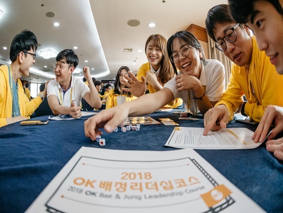 NSP통신-OK배정장학재단 장학생들이 제13기 OK배정장학재단 장학생 오리엔테이션에 참여해 팀 과제를 수행하고 있다. (OK저축은행)