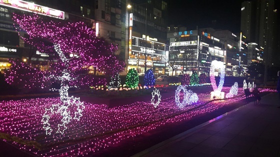 NSP통신-12일 안산문화재단이 문화광장에 LED조명을 설치한 모습.