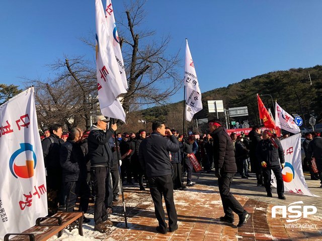 NSP통신-14일 오전 한국노총 전국자동차노동조합연맹 경기지역자동차노동조합이 경기도청에서 대규모 집회를 진행하고 있다. (이지은 기자)