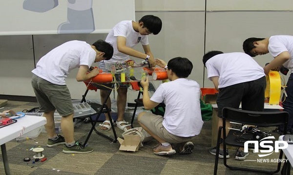 NSP통신-2018 국제로봇올림피아드 한국본선 대구경기(2018. 8월) 참가선수들이 직접 로봇을 창의적으로 만드는 장면. (대구시)