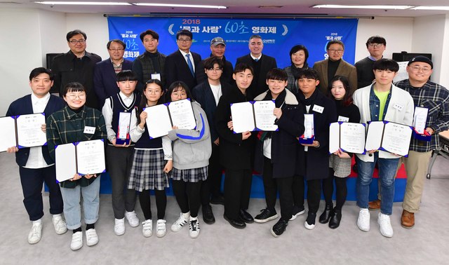 NSP통신-서울시 중구 환경재단 레이첼카슨홀에서 열린 물과 사람 60초 영화제 시상식에서 오비맥주 고동우 대표(뒷줄 오른쪽 네 번째), 장유택 부사장(뒷줄 왼쪽 네 번째)이 수상자들과 함께 기념 사진을 촬영하고 있다.