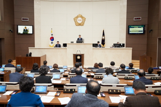 NSP통신-18일 용인시의회 본회의장에서 제230회 임시회 개회식과 제1차 본회의가 진행되고 있다. (용인시의회)