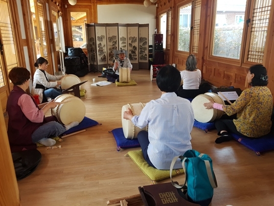 NSP통신-수원문화재단이 수원시 공공한옥 화서사랑채에서 판소리 교육을 진행하고 있다. (수원문화재단)