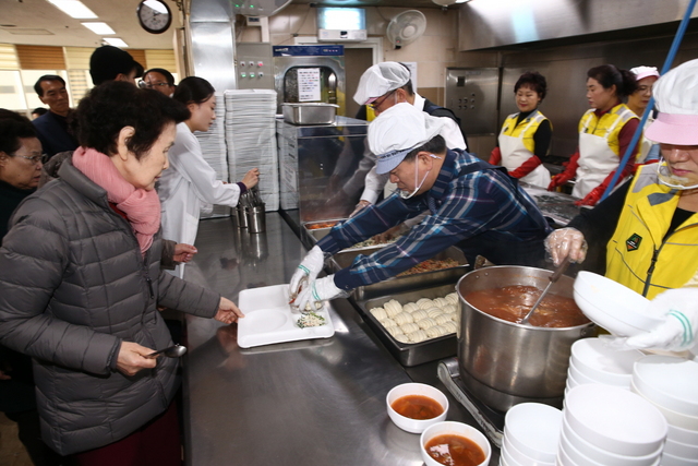 NSP통신-18일 박승원 광명시장이 광명종합사회복지관을 방문해 복지관 경로식당에서 행복밥상 무료배식 봉사를 하고 있다. (광명시)