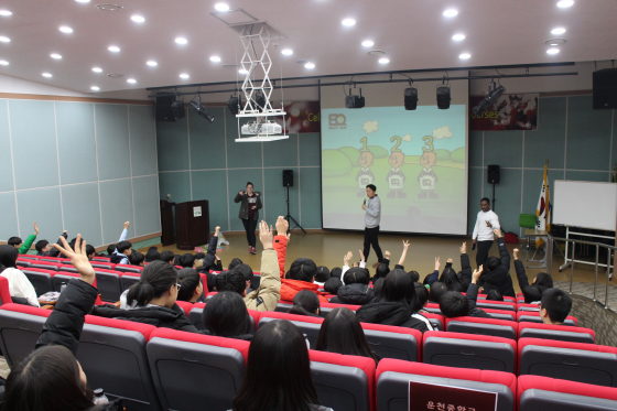 NSP통신-17일 오산시 중앙동 행정복지센터 대강당에서 주한미공군 장병들이 오산시 관내 4개 중학교를 대상으로 2018년 미군장병 영어회화 프로그램 종강식을 진행하고 있다. (오산시)