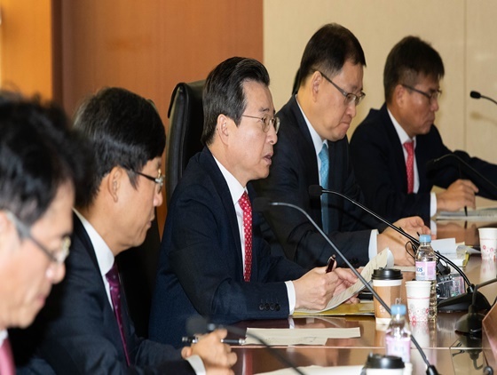 NSP통신-김정태 하나금융지주 회장(사진 왼쪽에서 세 번째),김동환 하나벤처스 대표이사(사진 왼쪽에서 네번째)가 출범식에 참여한 그룹 내 관계사 CEO,임원들과 테이프 커팅을 하고 있다. (하나금융지주)