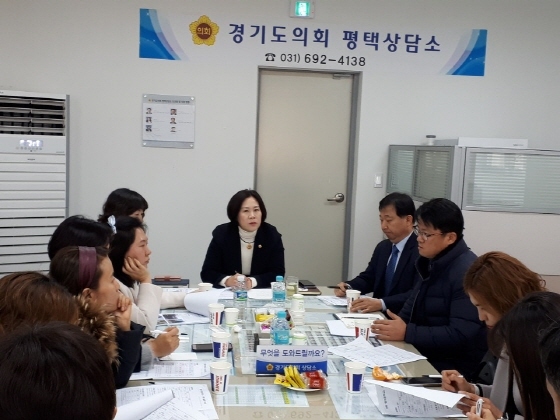 NSP통신-18일 서현옥 경기도의원이 평택 용이중학교 개교 지연에 따른 문제점을 논의하고 의견을 나누는 자리를 가지고 있다. (경기도의회)