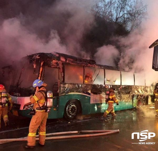 NSP통신-19일 오후 5시 1분 신대구-부산가 고속도로 하행선 88km지점에서 관광버스 화재가 발생했다. (김도성 기자)