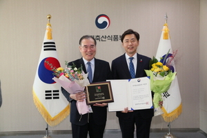 [NSP PHOTO]김철우 보성군수, 계단식 전통차 농업시스템 국가중요농업유산 지정서 전달 받아