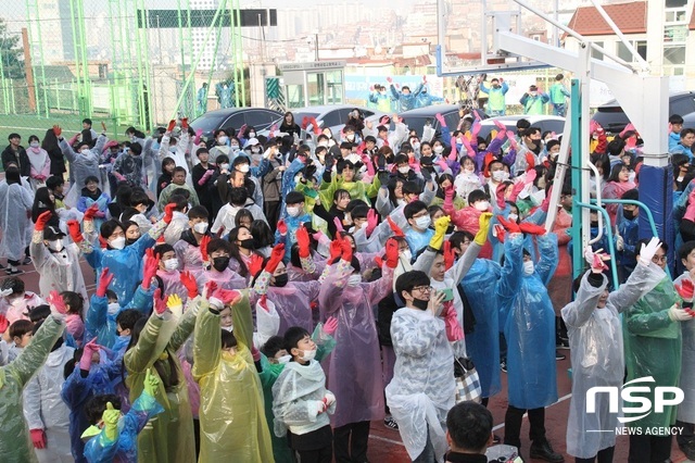 NSP통신-광명시 광명7동 광명공업고등학교에 제9회 이웃과 함께하는 사랑의 겨울나기 연탄릴레이 봉사를 위해 모인 광명시민들 모습. (박승봉 기자)