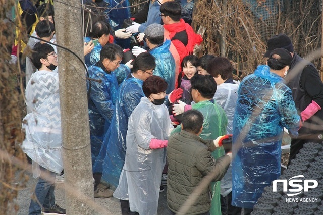 NSP통신-광명시 봉사자들이 연탄릴레이 봉사를 하고 있다. (박승봉 기자)